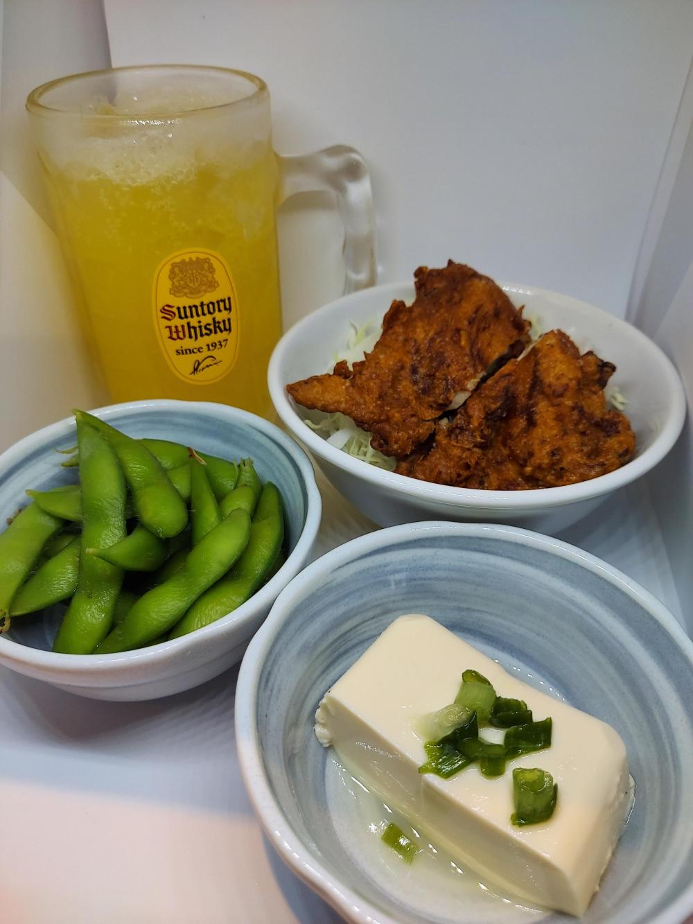 お好きなドリンク１杯（メガは除く）枝豆＋冷奴＋鶏の唐揚げ