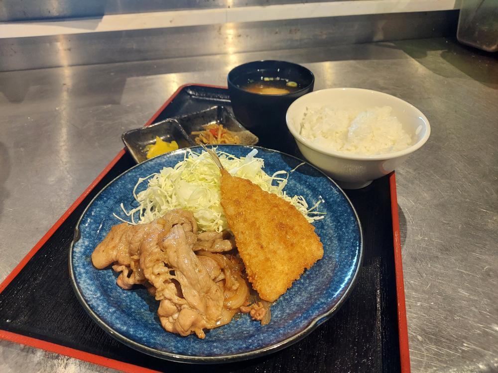 生姜焼きとアジフライ盛り合わせ定食